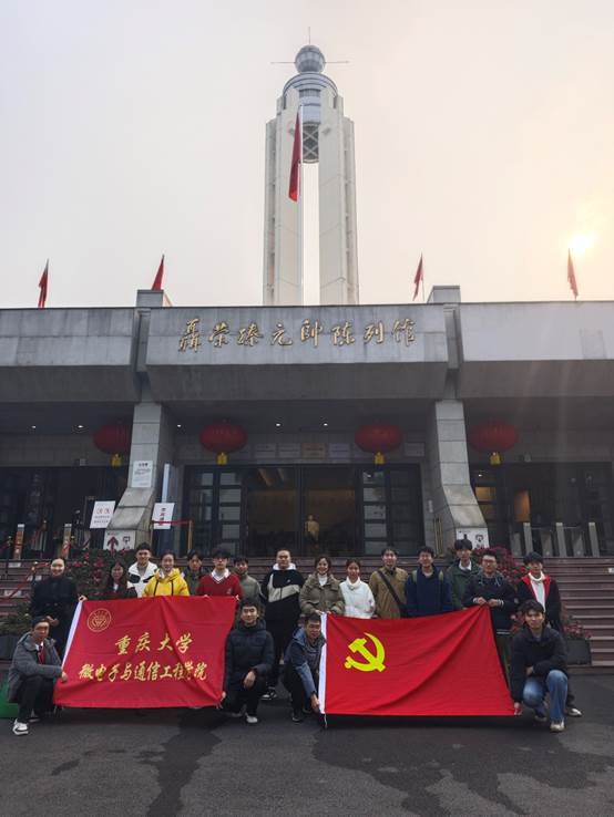建筑前的广场上有许多人中度可信度描述已自动生成